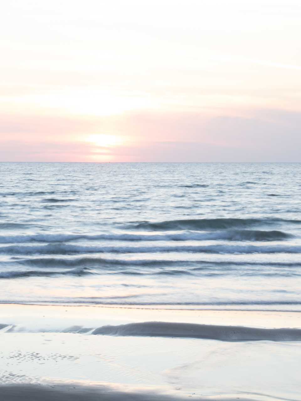 Flach abfallender Sandstrand führt ins Meer © Shutterstock